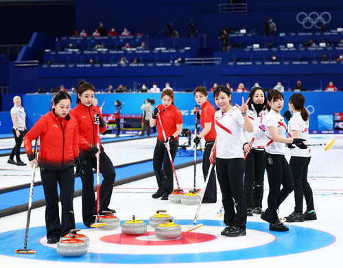 日本対中国　第3エンド、得点を決め笑顔を見せるロコ・ソラーレの選手たち（右）（撮影・垰建太）