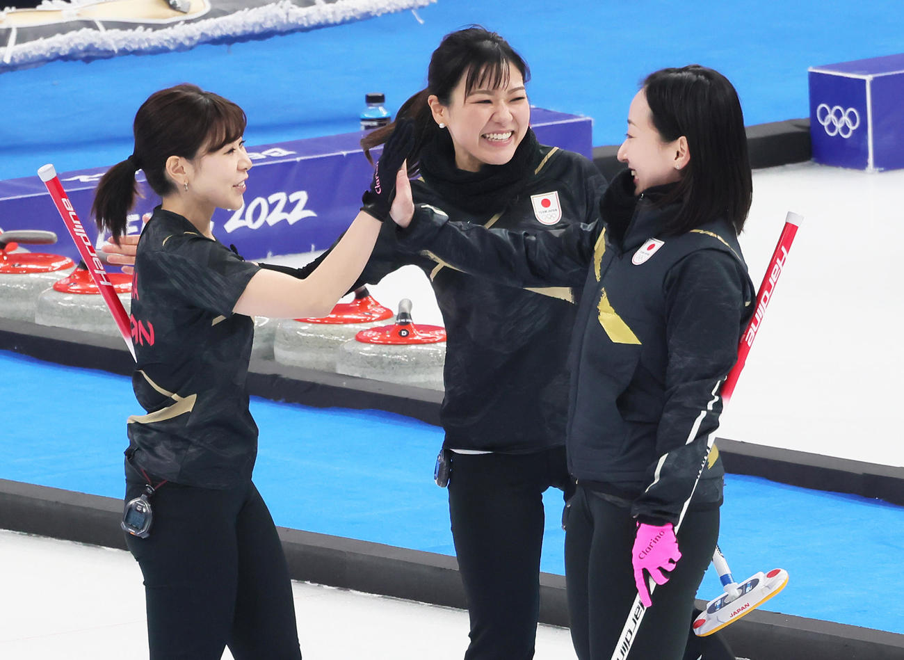 日本対韓国　第5エンド、2点を返し笑顔を見せる、左から吉田夕、吉田知、藤沢（撮影・足立雅史）