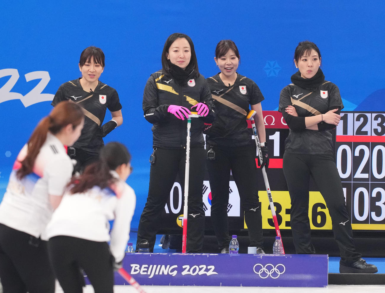 第8エンド、韓国の攻撃を見つめるロコ・ソラーレ（撮影・菅敏）