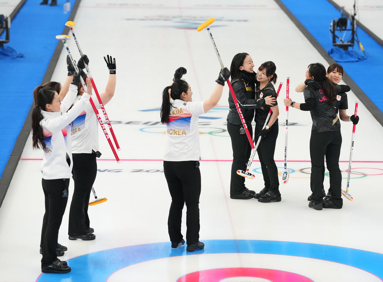 韓国に敗れ、健闘をたたえ合うロコ・ソラーレ（撮影・菅敏）