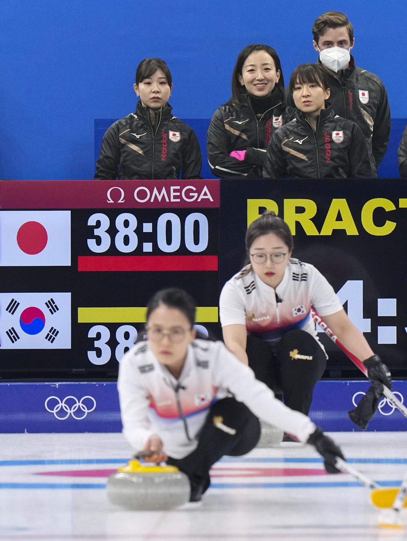 カーリング日本対韓国　試合前に、韓国の練習を見つめる藤沢（左から2人目）らロコ・ソラーレの選手たち（共同）
