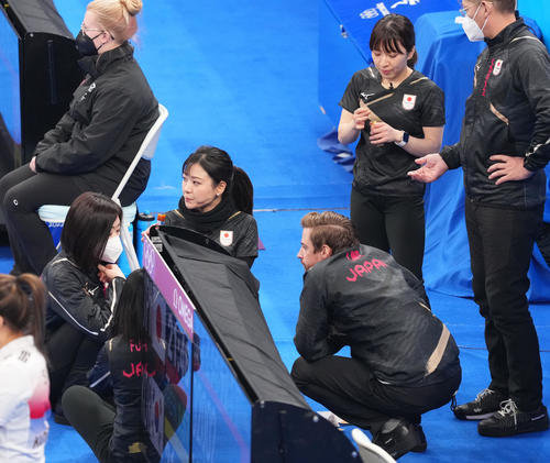 試合の合間に栄養補給をするロコ・ソラーレの選手たち（撮影・菅敏）