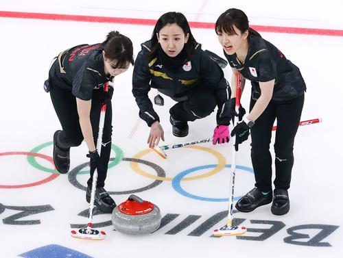 カーリング日本対韓国　第5エンド、ショットの行方を見つめる藤沢。左は吉田夕、右は鈴木（共同）