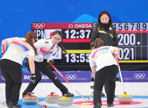 日本対韓国　第8エンド、相手に攻撃を見つめる藤沢（右奥）。左から2人目は金（撮影・菅敏）