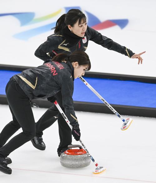 カーリング日本対韓国　第2エンド、スイープする吉田夕（手前）と吉田知（共同）