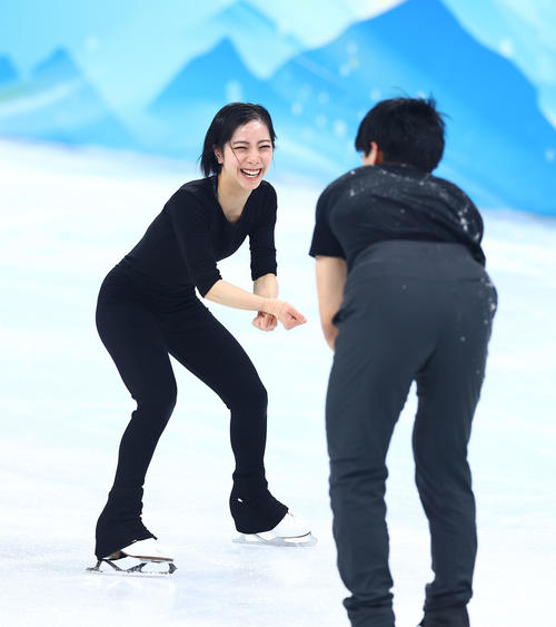 練習中、足を滑らせ転倒した木原(手前)にカーリングのスイープのような動きを見せる三浦(撮影・垰建太)