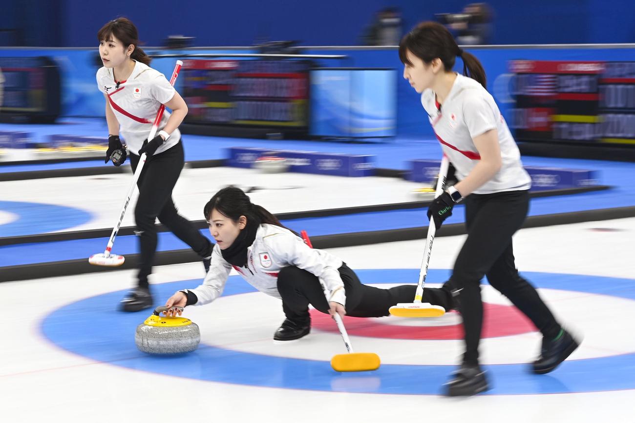 日本―英国　第8エンド、ショットを放つ吉田知。左は吉田夕、右は鈴木（共同）