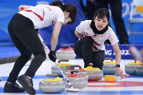 日本―英国　第3エンド、指示を出す吉田知。手前はスイープする吉田夕（共同）