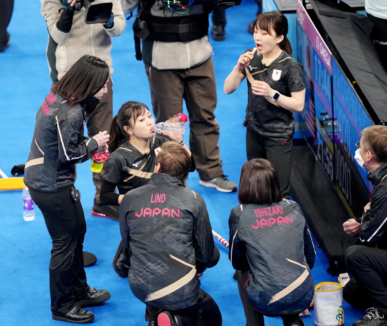 日本対米国　ハーフタイムに栄養補給をするロコ・ソラーレの選手たち（撮影・菅敏）