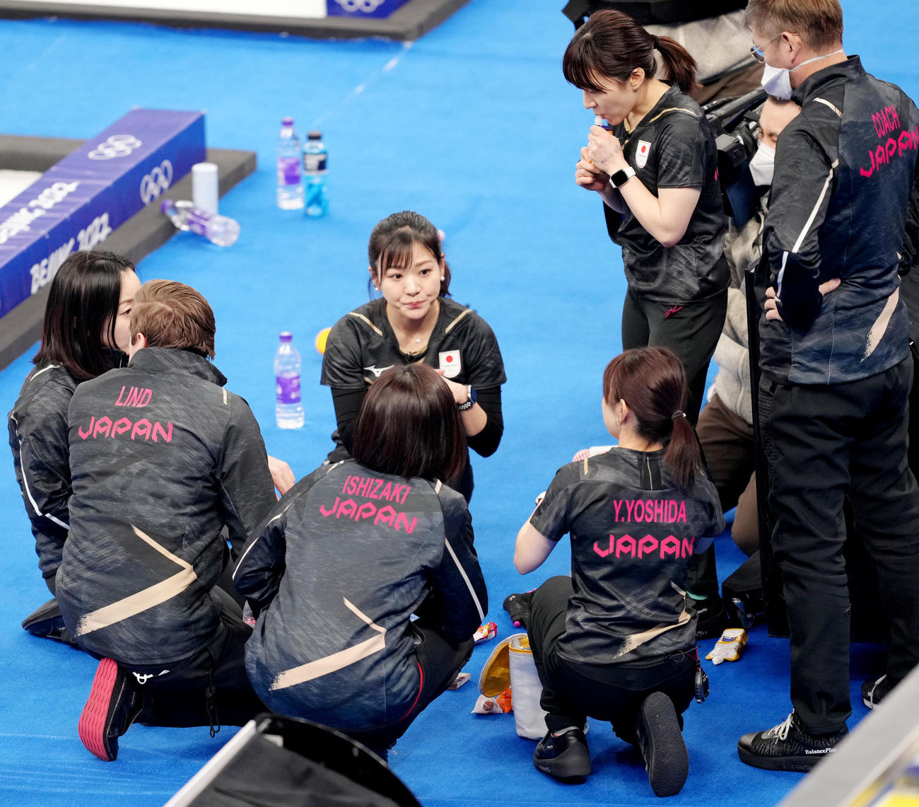 日本対米国　ハーフタイムに栄養補給をするロコ・ソラーレの選手たち（撮影・菅敏）