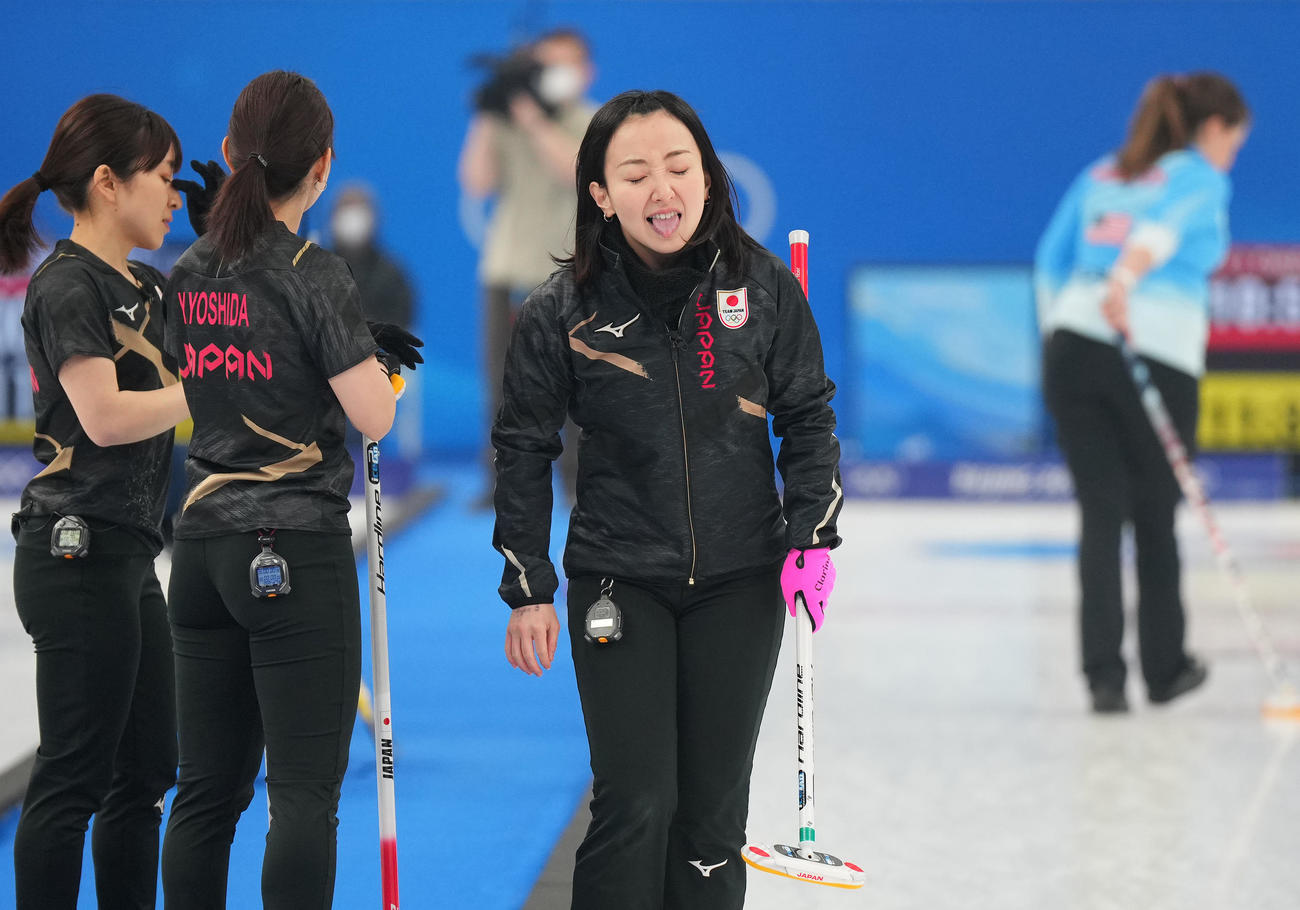 日本対米国　第7エンド、ラストショットを放ち舌を出す藤沢（撮影・菅敏）