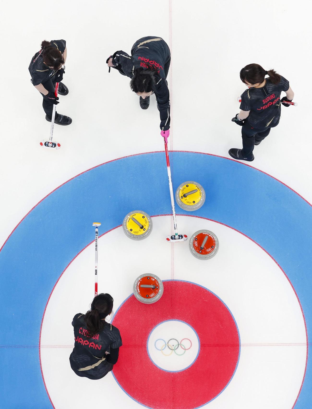 カーリング日本対米国　第5エンド、作戦を練る（上左から）吉田夕、藤沢、鈴木と吉田知（下）（共同）