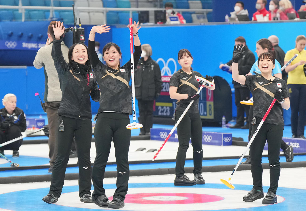 米国に勝利し、喜ぶロコ・ソラーレの選手たち（撮影・菅敏）