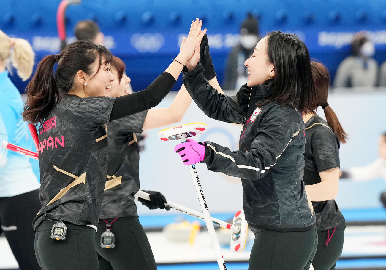 米国に勝利し、喜ぶロコ・ソラーレの選手たち（撮影・菅敏）