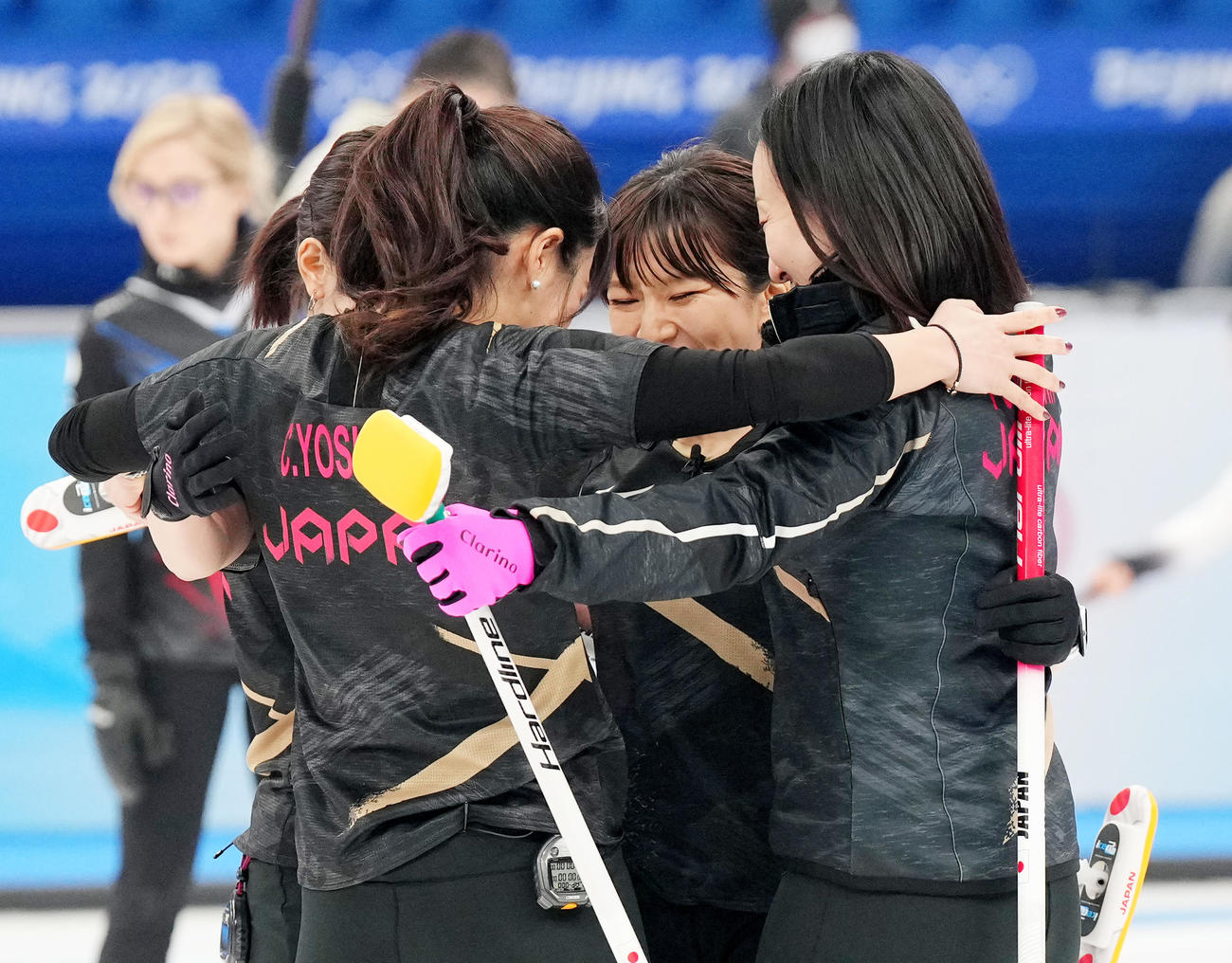 米国に勝利し、喜ぶロコ・ソラーレの選手たち（撮影・菅敏）