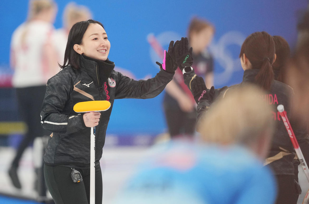 日本対米国　第1エンド、ショットを放ち笑顔でタッチをする藤沢（撮影・菅敏）