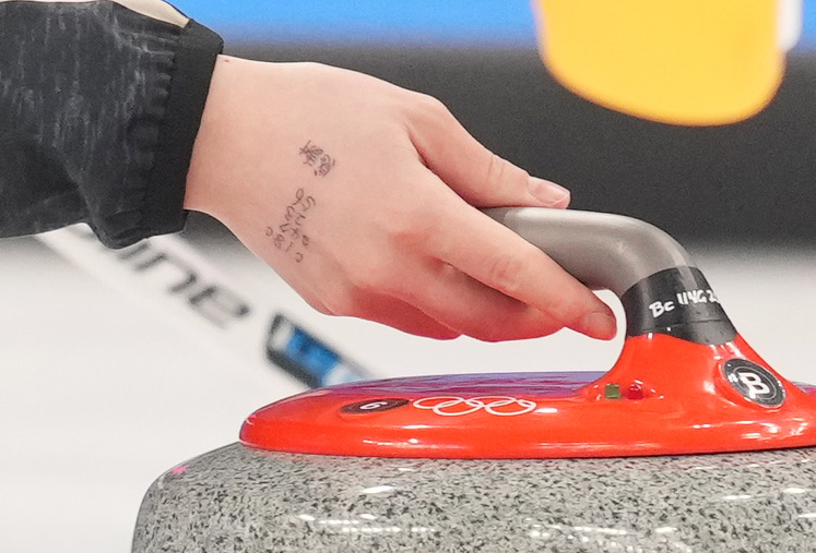 日本対米国　第1エンド、ショットを放つ藤沢の手には「感謝」という文字か書かれていた（撮影・菅敏）