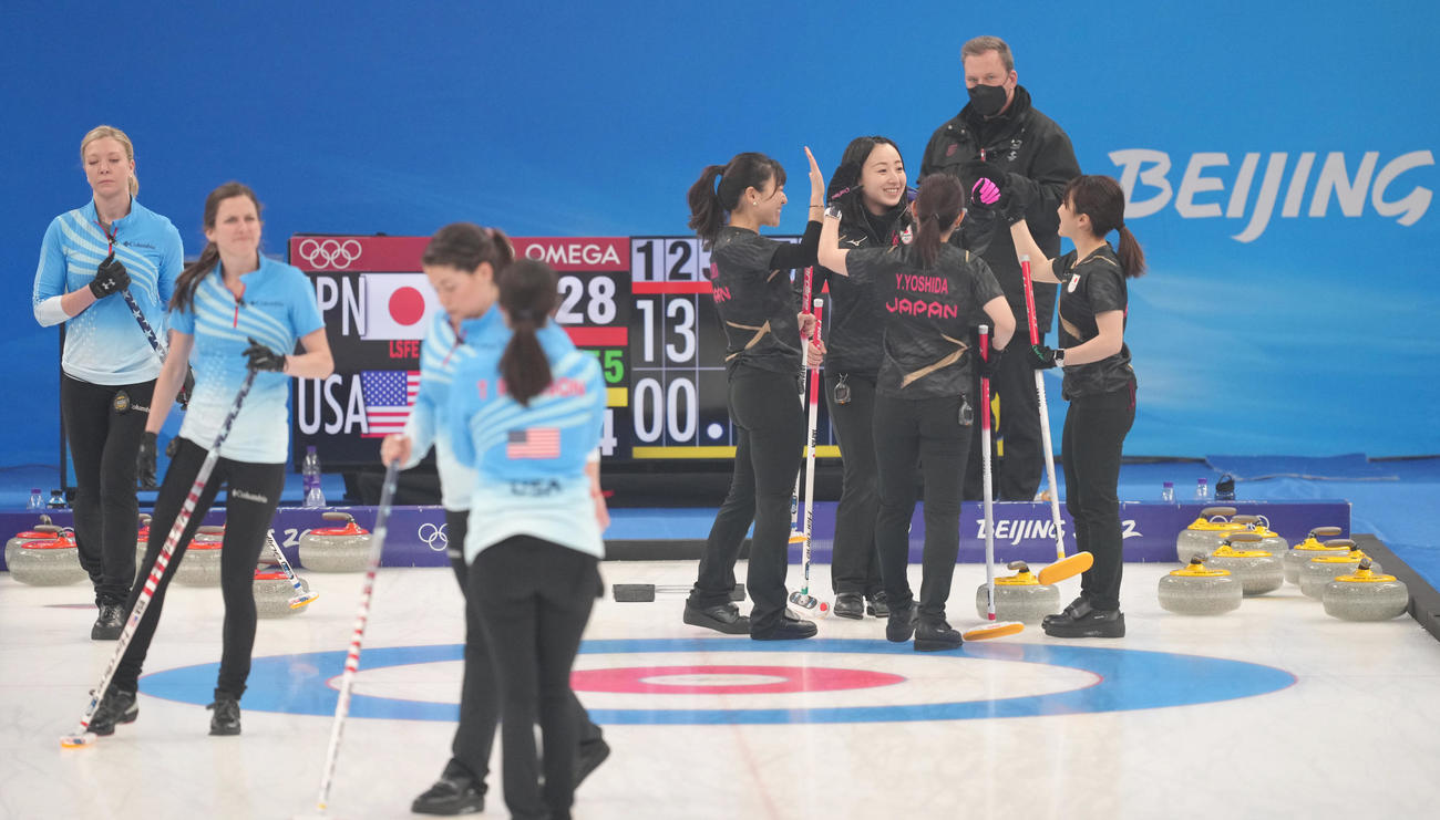 日本対米国　第2エンド、得点に喜ぶロコ・ソラーレの選手たち（撮影・菅敏）