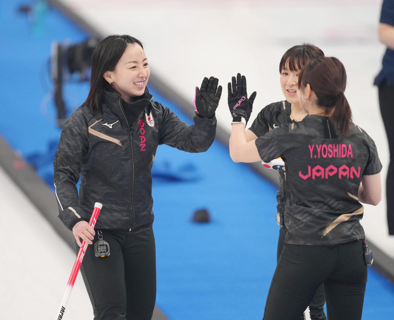 日本対米国　第3エンド、ショットを放ち笑顔でタッチをする藤沢（左）（撮影・菅敏）