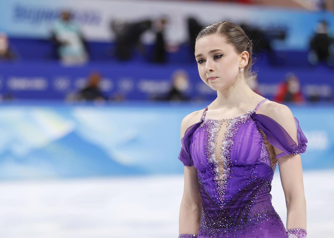 女子SPの演技を終え、引き揚げるカミラ・ワリエワ（共同）