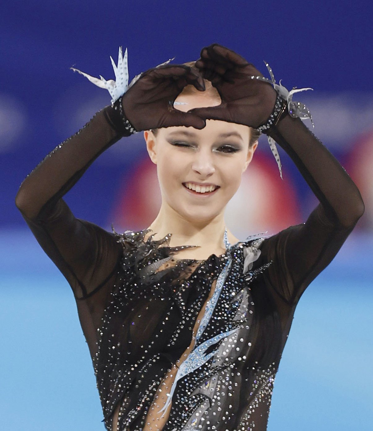 女子SPの演技を終え、ポーズをとるアンナ・シェルバコワ（共同）
