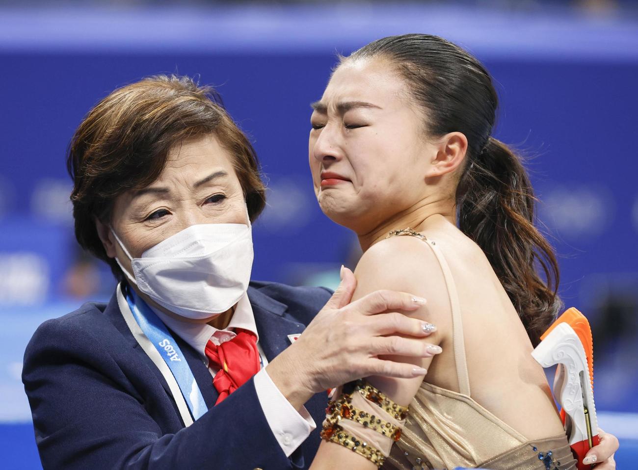 女子SPの演技を終えて涙を流す坂本花織（共同）