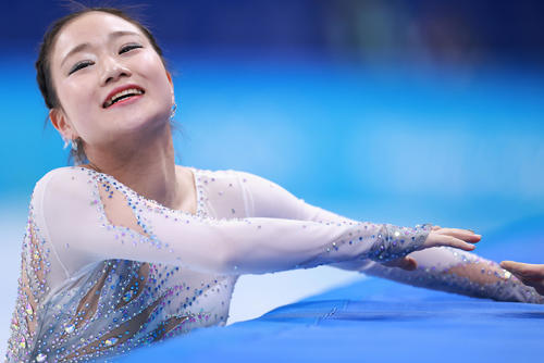 女子SPの演技前、笑顔でリンクに飛び出す河辺(撮影・垰建太)