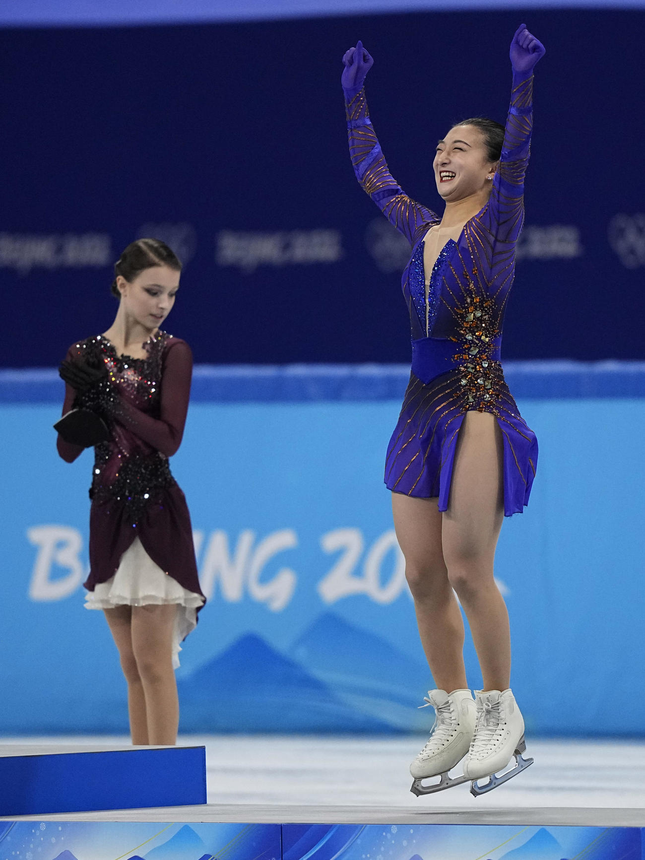 ジャンプして表彰台に上る坂本花織（AP）