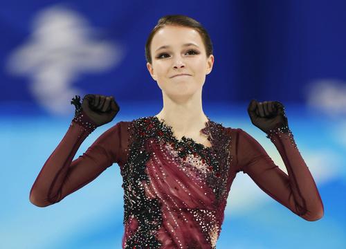 女子フリーで演技を終えたシェルバコワ(共同)