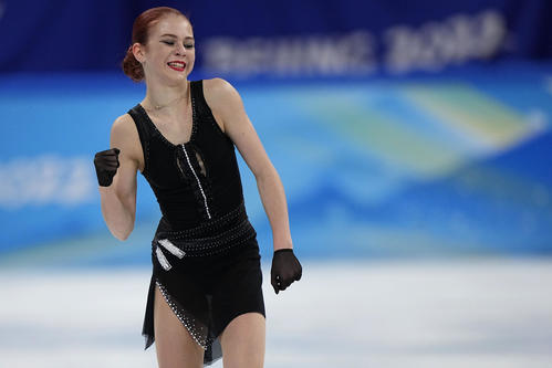 演技後、ガッツポーズするトルソワ(AP)