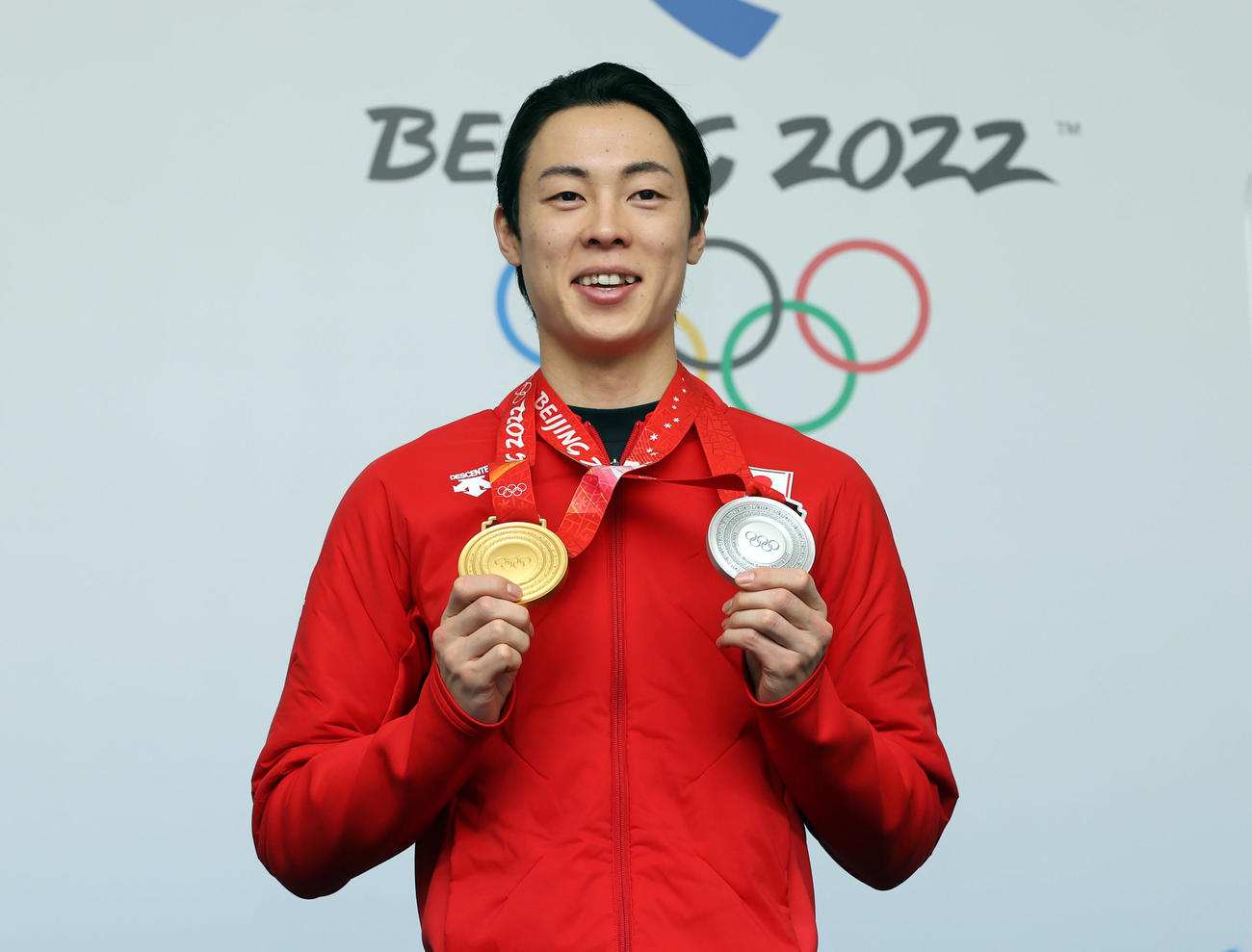 北京五輪での競技を終えて、記者会見で笑顔でメダルを披露する小林陵侑（撮影・パオロ・ヌッチ）