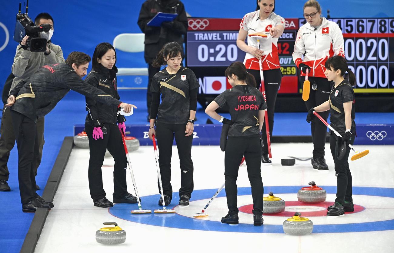 第9エンド、作戦を練る（右から）鈴木、吉田夕、吉田知、藤沢（共同）