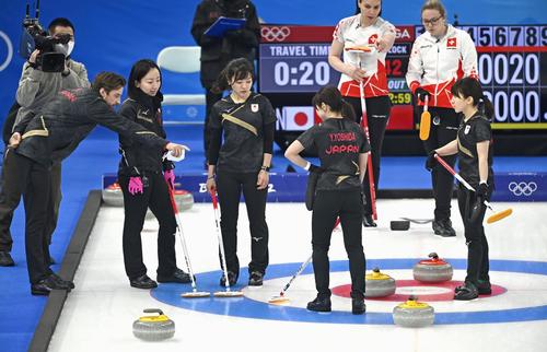第9エンド、作戦を練る(右から)鈴木、吉田夕、吉田知、藤沢(共同)