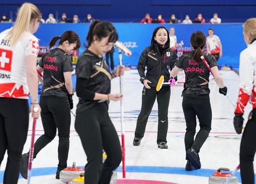 第3エンド、ショットを放ち笑顔を見せる藤沢(共同)