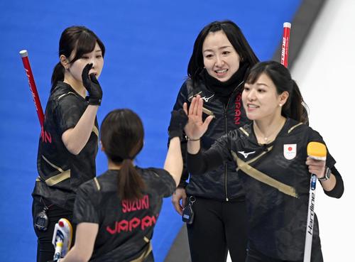 日本対スイス 第4エンドを終えタッチするロコ・ソラーレ。手前は鈴木(左)と吉田知、奥は吉田夕(左)と藤沢(共同)