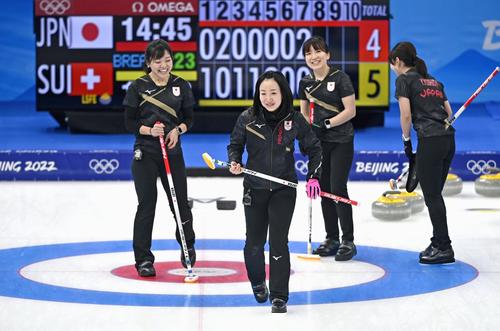 第7エンドに得点を奪い、喜ぶ(左から)吉田知、藤沢、鈴木、吉田夕(共同)