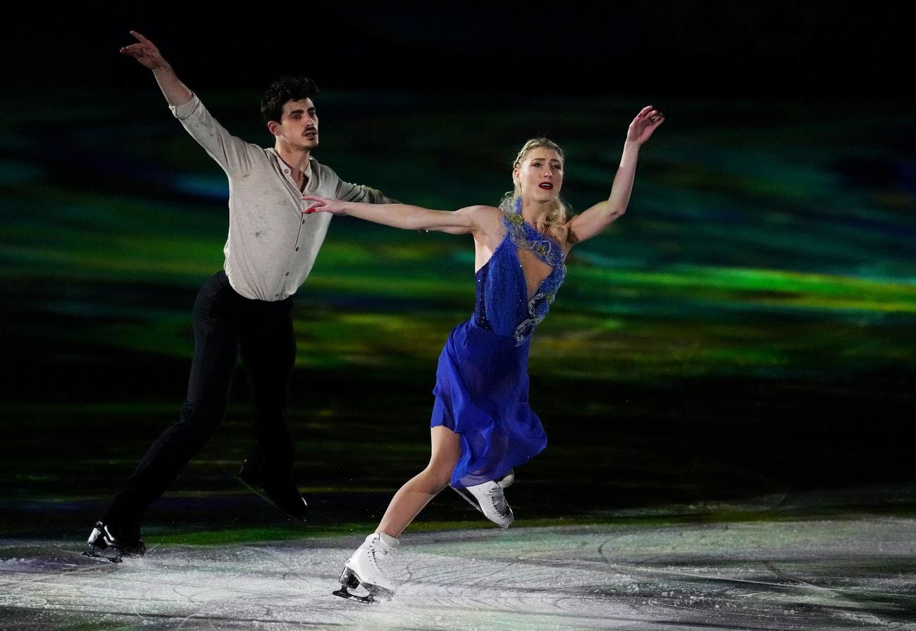 エキシビジョンで華麗な演技を披露する、アイスダンスのパイパー・ギレス＆ポール・ポワリエ組（カナダ）（ロイター）