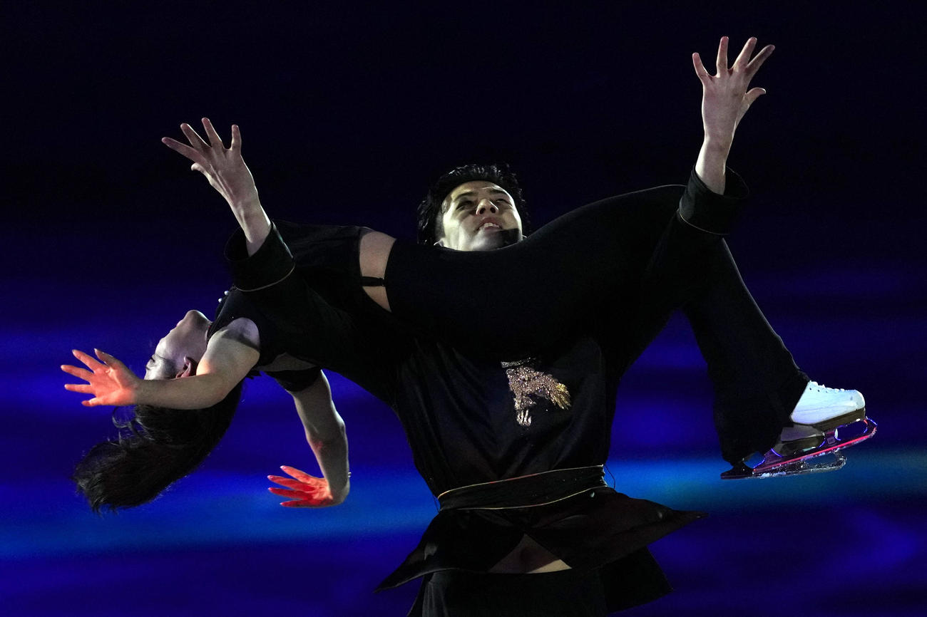エキシビジョンで華麗な演技を披露する、アイスダンスのシーユエ・ワン＆シンユー・リウ組（中国）（ロイター）