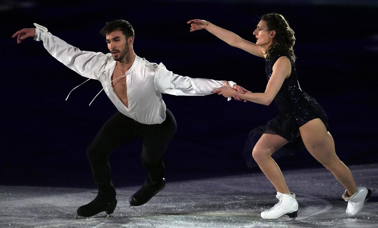 エキシビジョンで演技を披露する、アイスダンスのガブリエラ・パパダキス＆ギヨーム・シゼロン組（フランス）（ロイター）