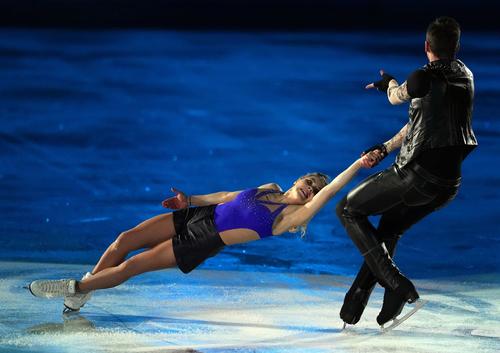 エキシビジョンで華麗な演技を披露する、ペアのアナスタシヤ・ミーシナ＆アレクサンドル・ガリアモフ組（ROC）（ロイター）