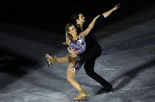 エキシビジョンで華麗な演技を披露する、アイスダンスのマディソン・ハベル＆ザカリー・ダナヒュー組（米国）（ロイター）