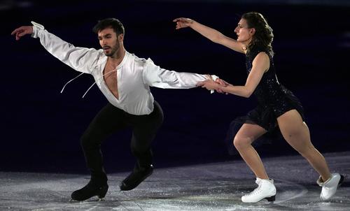 エキシビジョンで演技を披露する、アイスダンスのガブリエラ・パパダキス＆ギヨーム・シゼロン組（フランス）（ロイター）