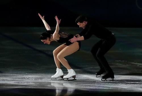 エキシビジョンで華麗な演技を披露する、アイスダンスの（アイスダンス）シャルレーヌ・ギニャール＆マルコ・ファブリ組（イタリア）（ロイター）