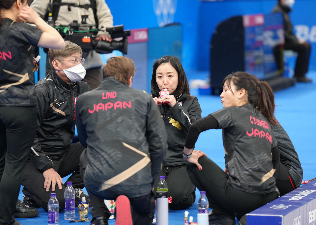 日本対スイス　ハーフタイムに栄養補給をするロコ・ソラーレの選手たち（撮影・菅敏）