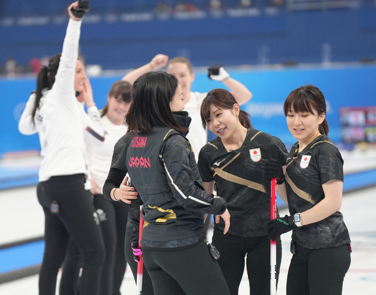 金メダルに喜ぶ英国の選手たちを背に肩を落とすロコ・ソラーレの選手たち（撮影・菅敏）