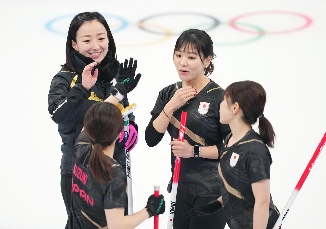 日本対英国　第4エンドを終え笑顔でタッチをするロコ・ソラーレの選手たち（撮影・菅敏）