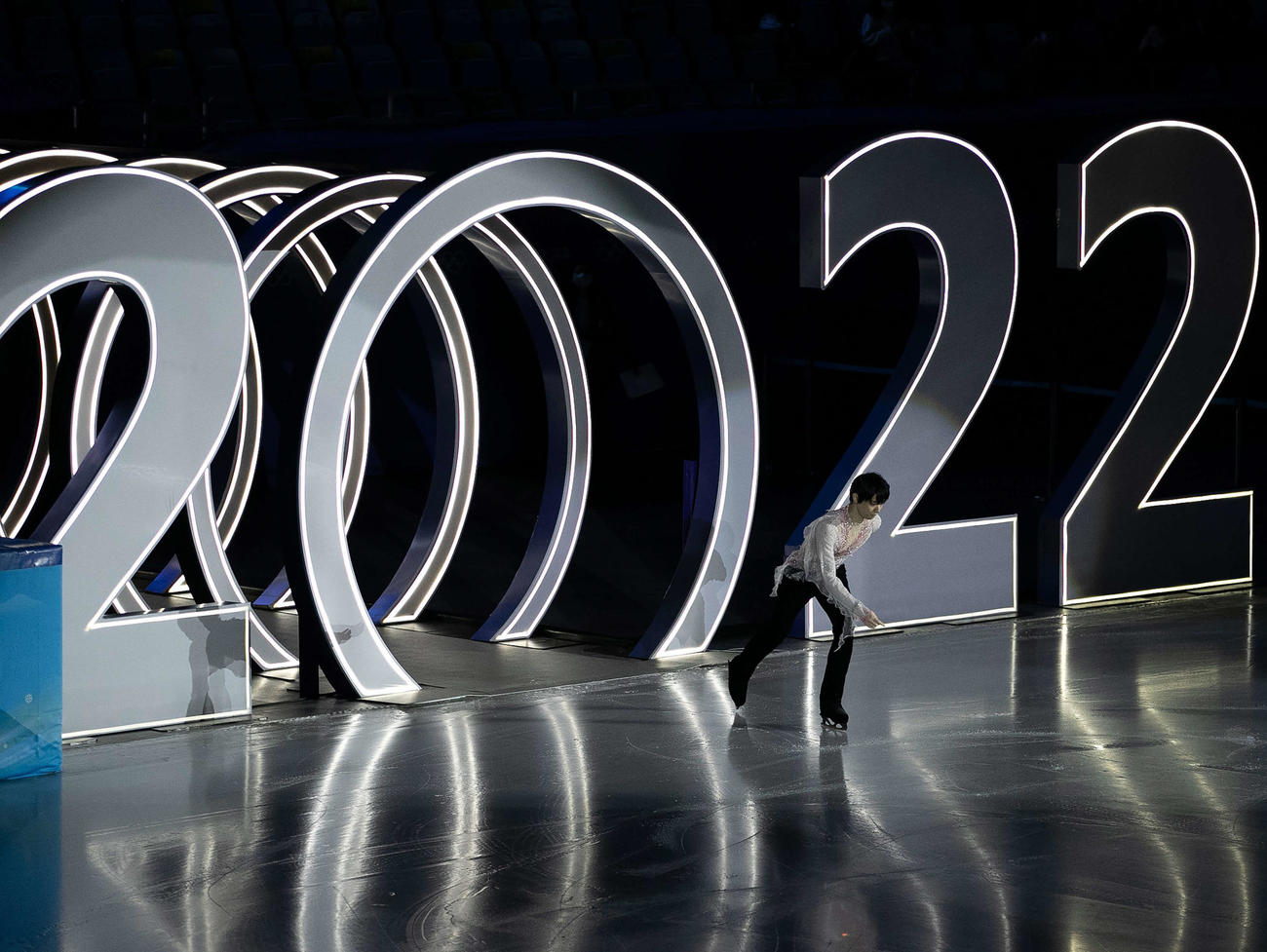 エキシビションで「2022」のゲートからスタートする羽生（撮影・パオロ　ヌッチ）