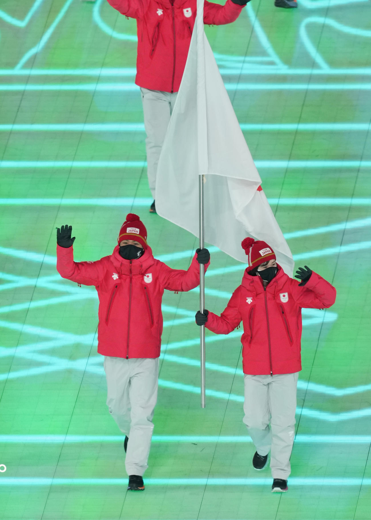 4日、北京五輪開会式で旗手を務める郷亜里砂（右）と渡部暁斗