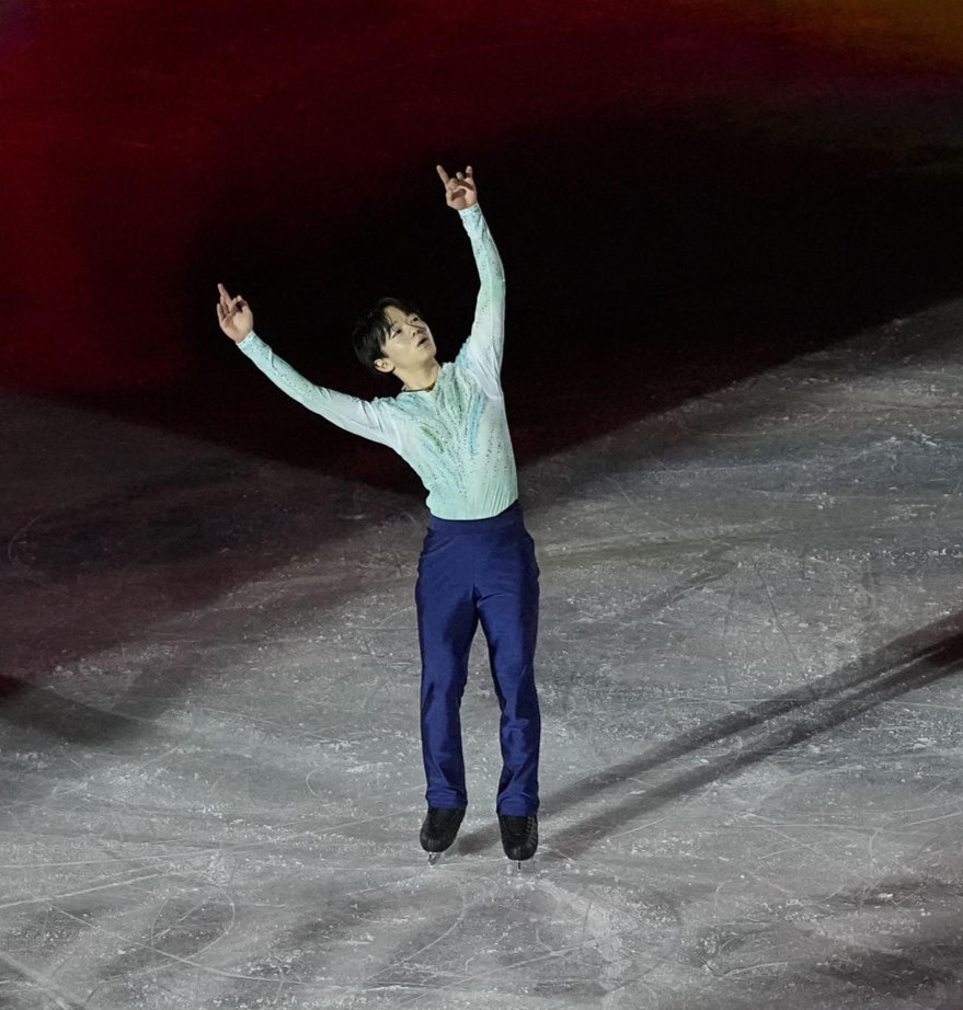エキシビションで演技を披露するフィギュアスケート男子の鍵山優真（AP）