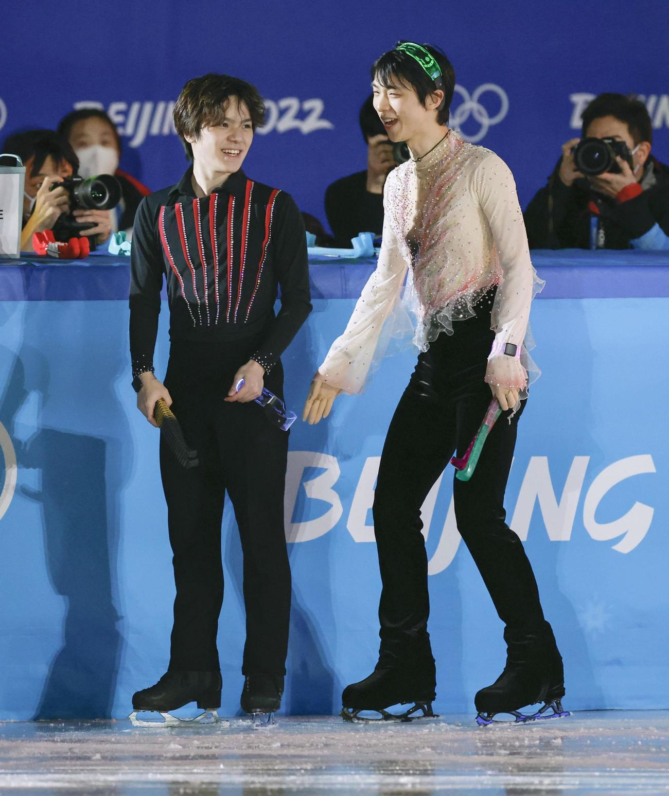 エキシビションのフィナーレで笑顔を見せる羽生結弦（右）と宇野昌磨（共同）